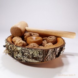 casse-noix en bois avec son écorce naturelle
