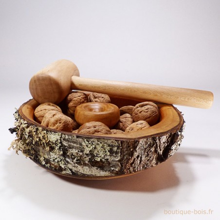 casse-noix en bois avec son écorce naturelle